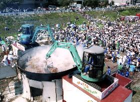 Jumbo taro-boiling cauldron for 30,000